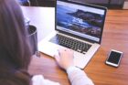 dziewczyna korzystająca z laptopa